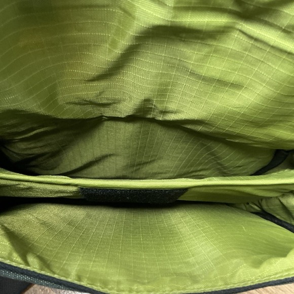 Crumpler Wee Bee (Medium) Messenger Tablet Bag Black Canvas Green Interior - Picture 11 of 12